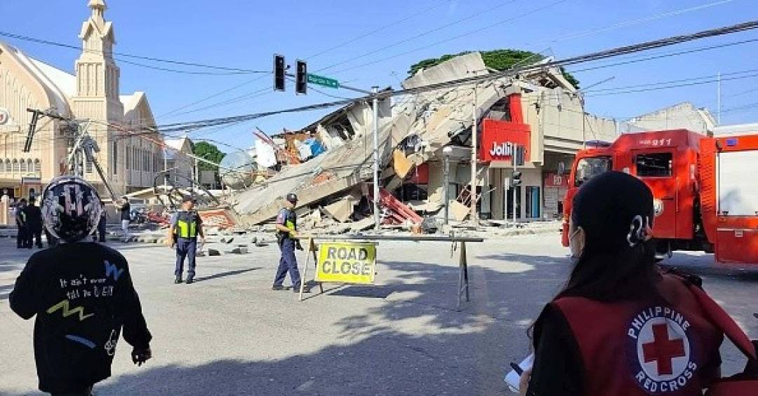 V�deo mostra desabamento de pr�dio durante terremoto de magnitude 7,8 nas Filipinas