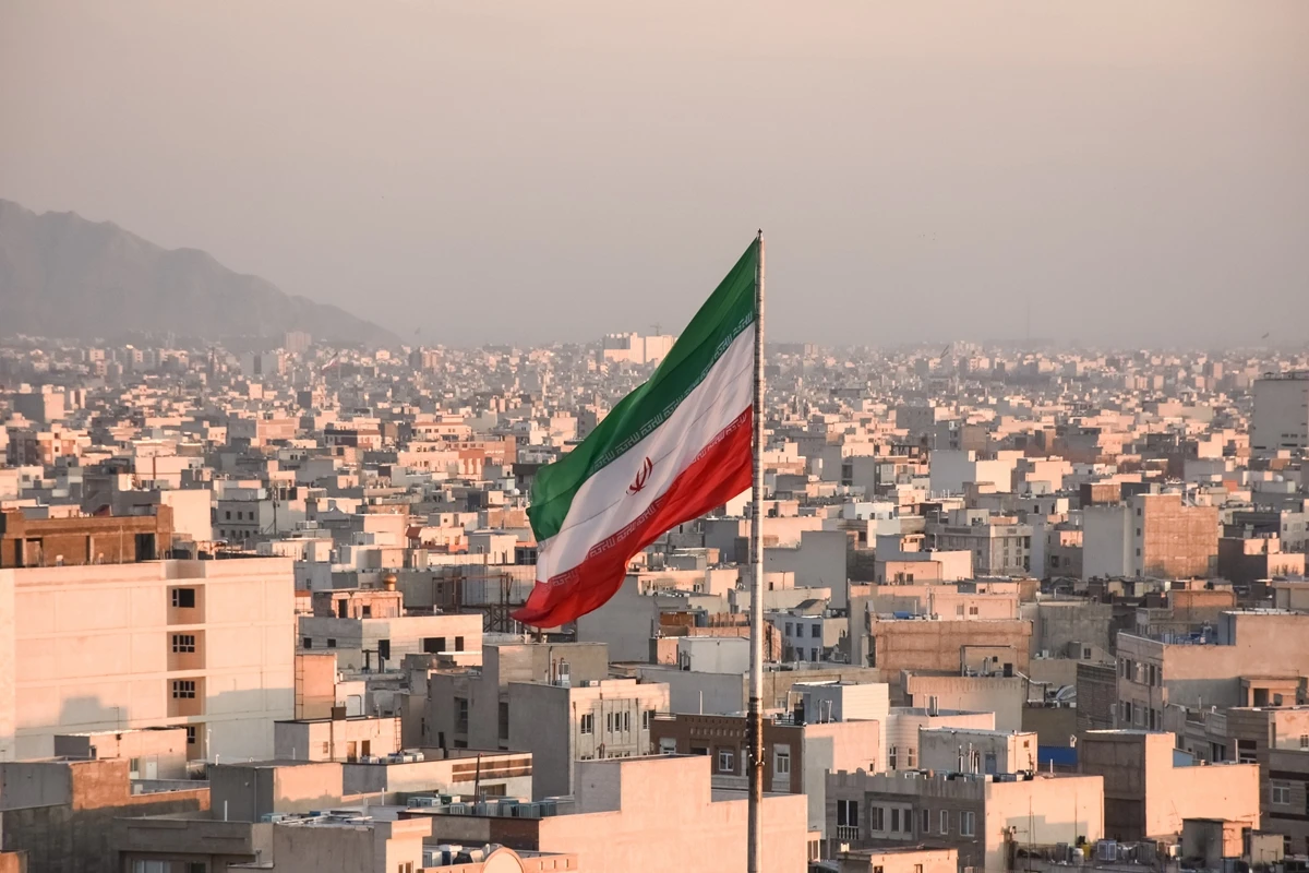 Ir� anuncia suspens�o dos ataques contra Israel
