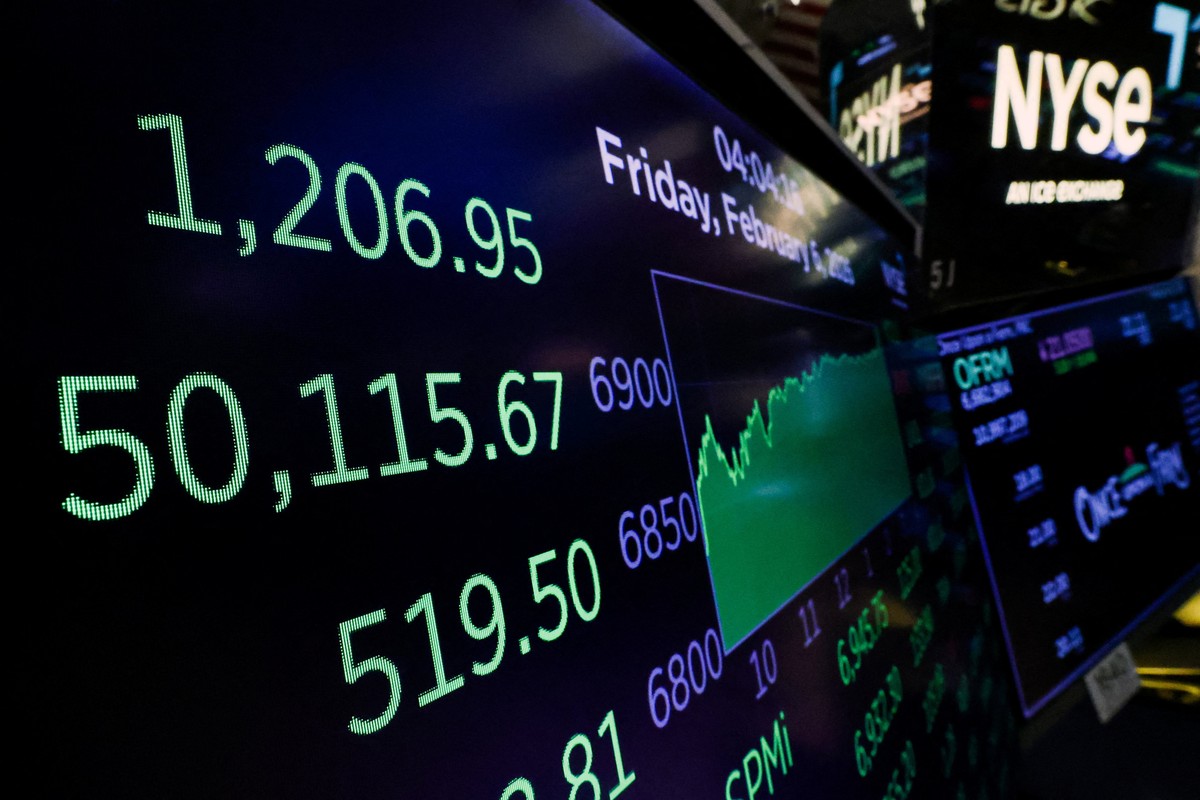 Bolsas de NY caem pressionadas por techs e tens�es geopol�ticas, com infla��o no radar