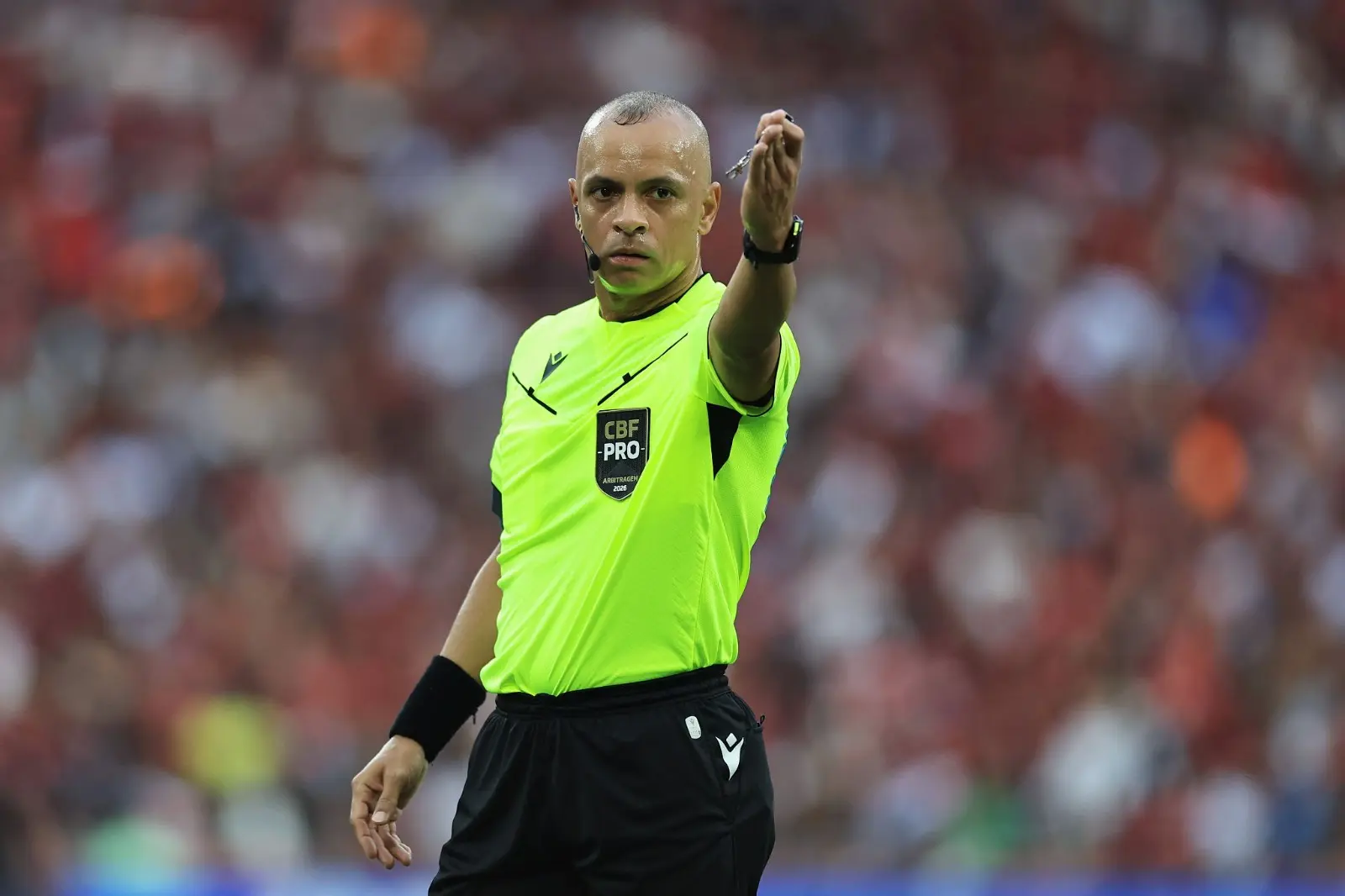 Por que o �rbitro do 1� jogo da Copa � odiado no Brasil e amado pela FIFA