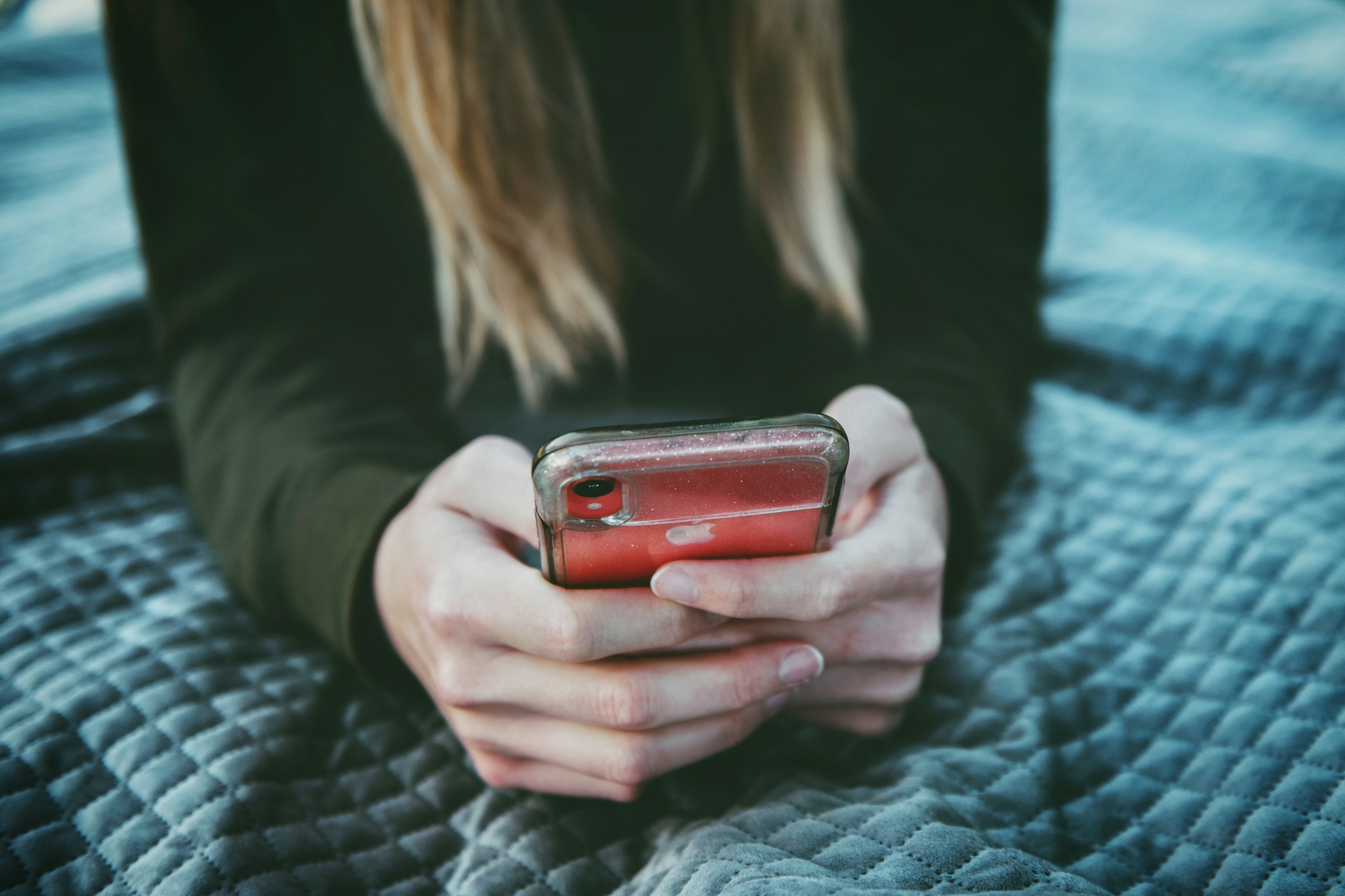 Amor na era do swipe: como apps mudaram o namoro no Brasil