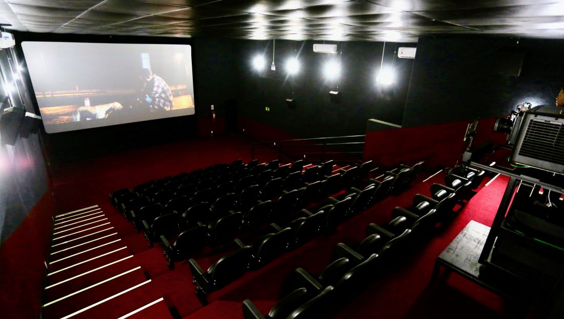 Castro inaugura cinema e entrega ttulos de regularizao fundiria em Miracema