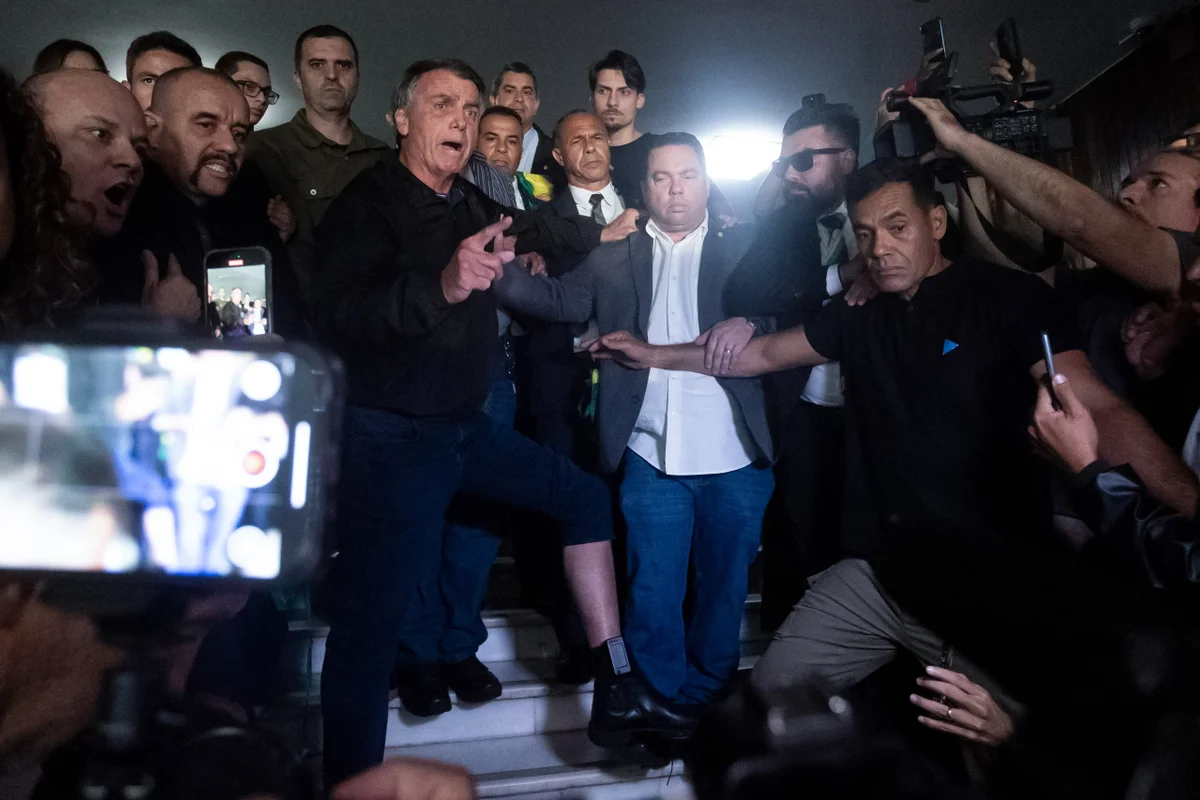 Da tornozeleira � pris�o: Bolsonaro completa 1 ano com medidas restritivas, mas influ�ncia mexe com Elei��es 2026