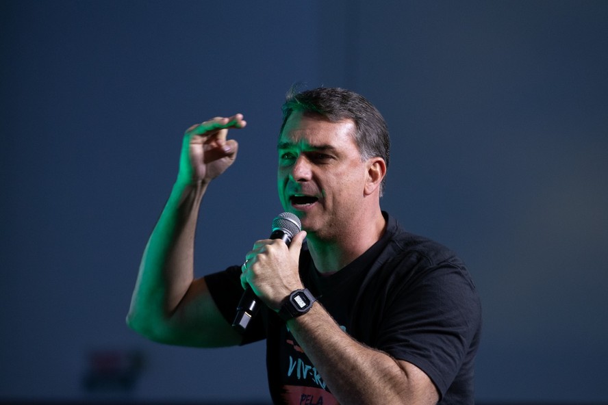 Fl�vio Bolsonaro se isola no PL ao tentar emplacar mulher como vice