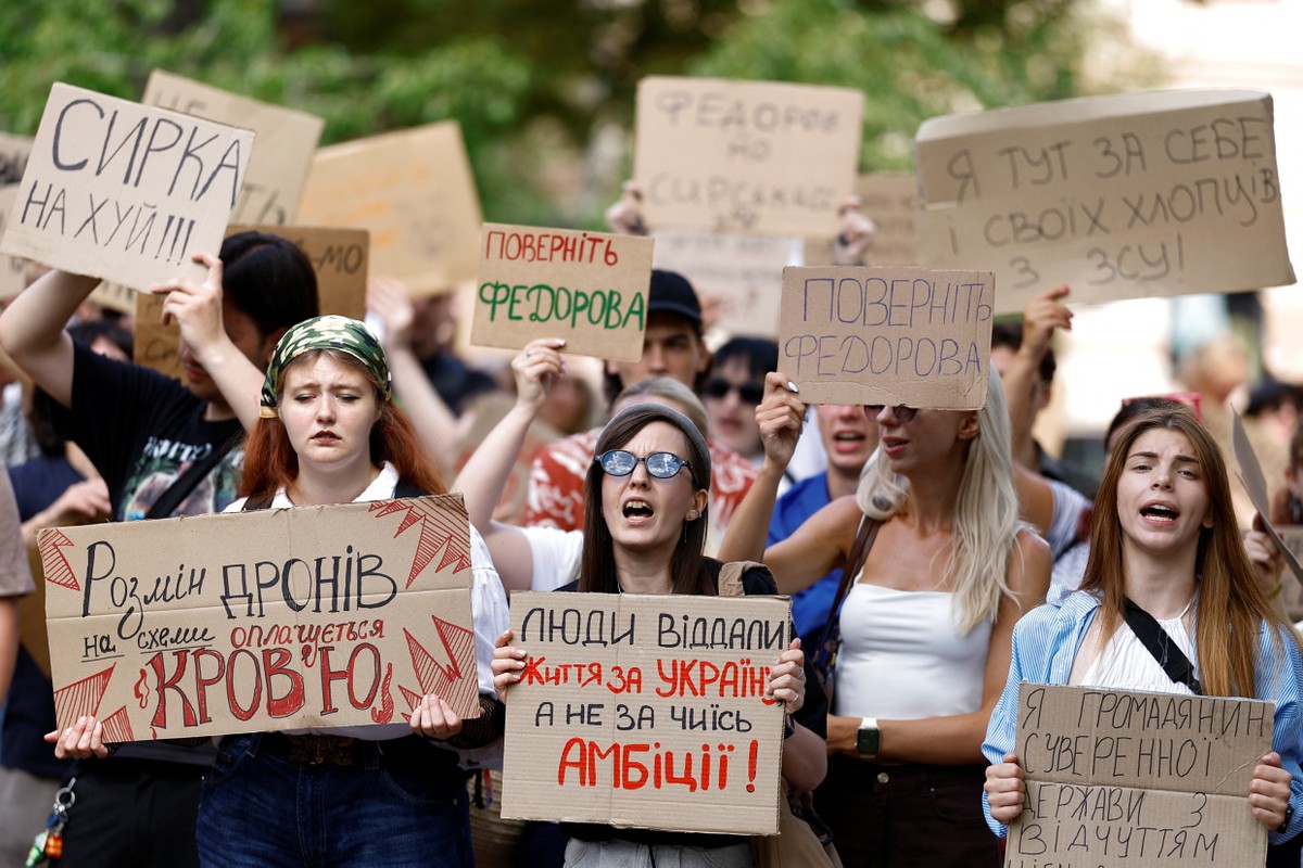 Zelensky enfrenta segundo dia protestos ap�s demiss�o de ministro da Defesa