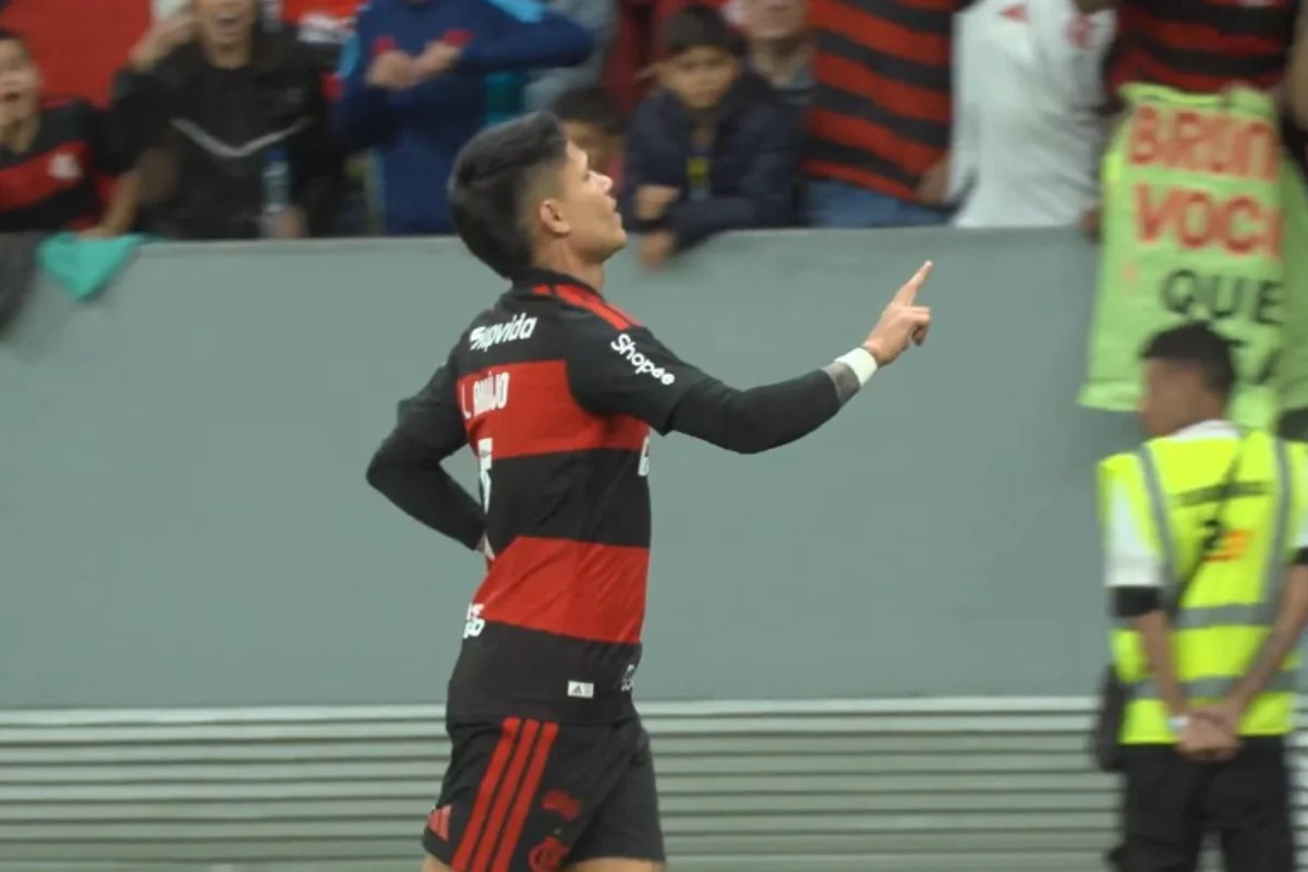 Luiz Ara�jo marca o quarto gol do Flamengo contra o Olimpia