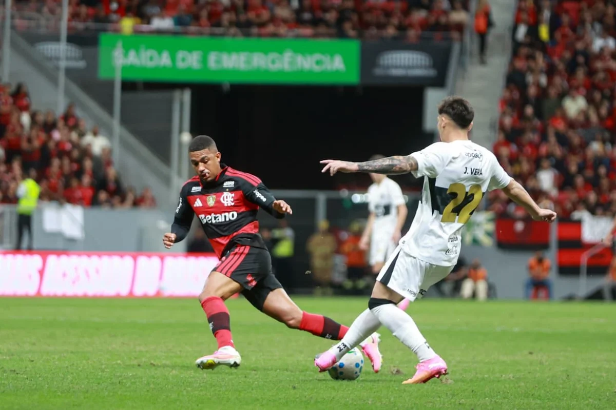 �scar Cardozo marca o segundo do Olimpia contra o Flamengo