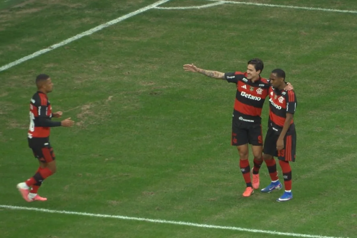 Pedro marca o primeiro gol do Flamengo contra o Olimpia em Bras�lia