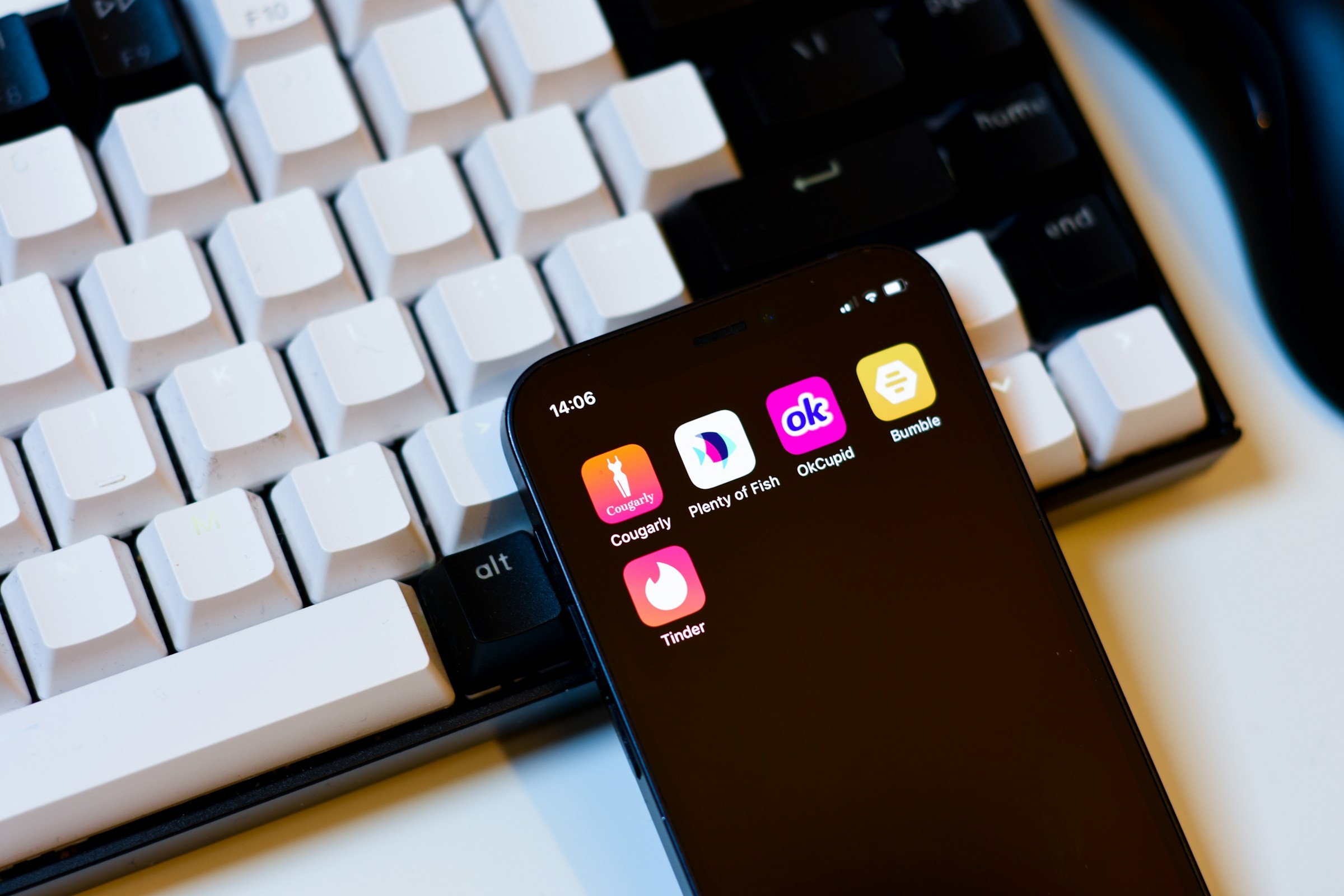 Como os apps de namoro afetam os relacionamentos e a economia do desejo
