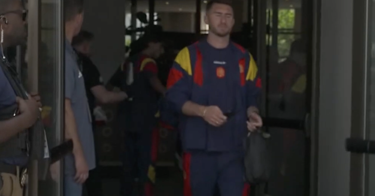 Jogadores da Espanha passam por detector de metais na sa�da do hotel