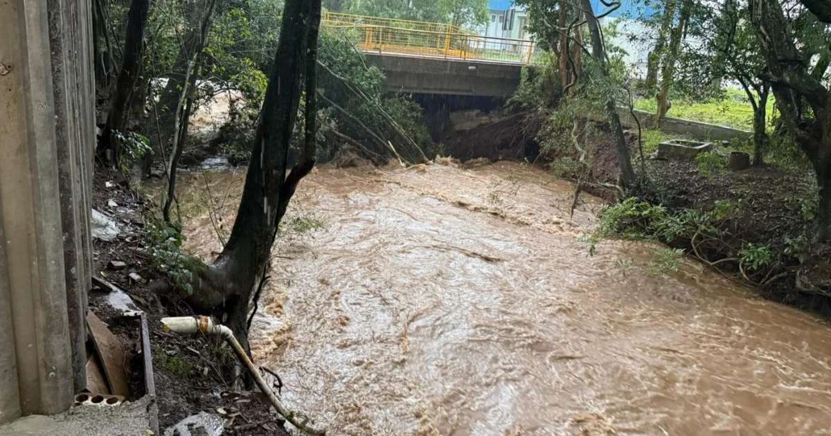 Ponte � interditada em Vila Maria ap�s chuva intensa e prefeitura emite alerta