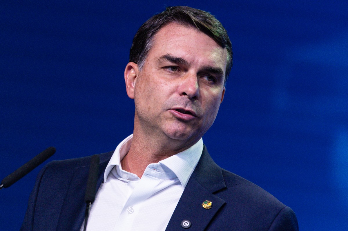 Pr�-campanha do PT aciona TSE contra Fl�vio, Eduardo e deputados do PL por desinforma��o contra urnas