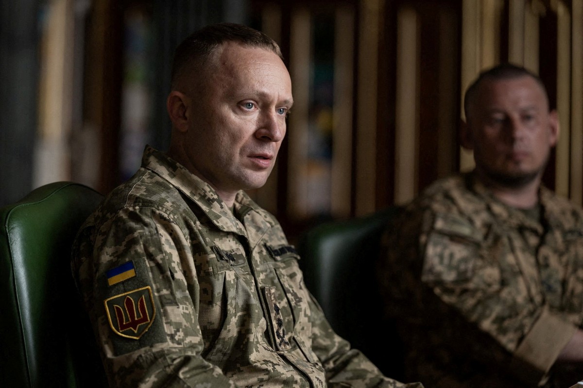 Zelensky troca comandante das For�as Armadas ap�s protestos