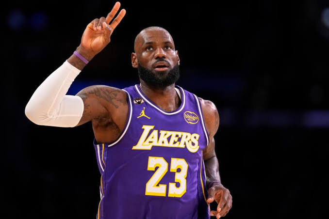LeBron James deixa Lakers e acerta com 76ers para tentar �ltimo t�tulo na NBA