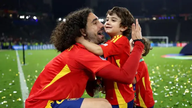 Por que Cucurella tem os cabelos longos e a promessa feita ao filho autista