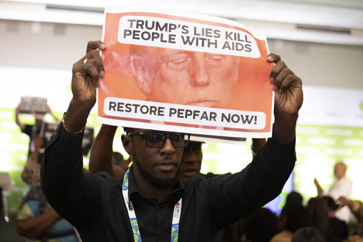 Evento dos EUA no Rio � interrompido por protesto contra pol�ticas de Trump sobre HIV