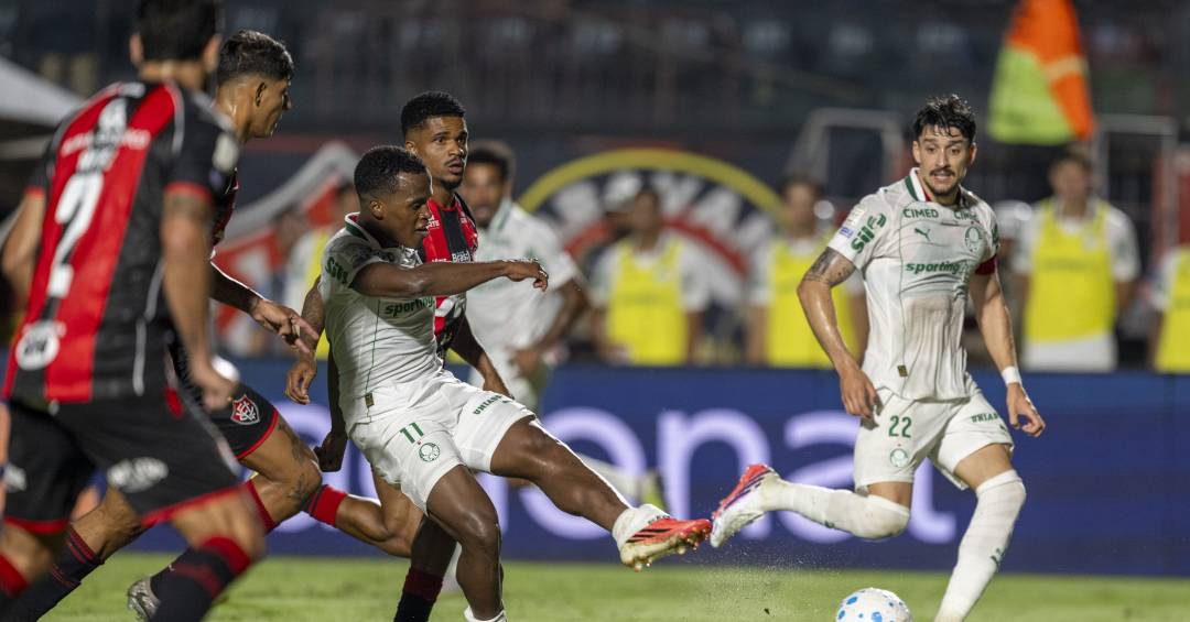 O gesto que levou � expuls�o de jogador do Vit�ria contra o Palmeiras
