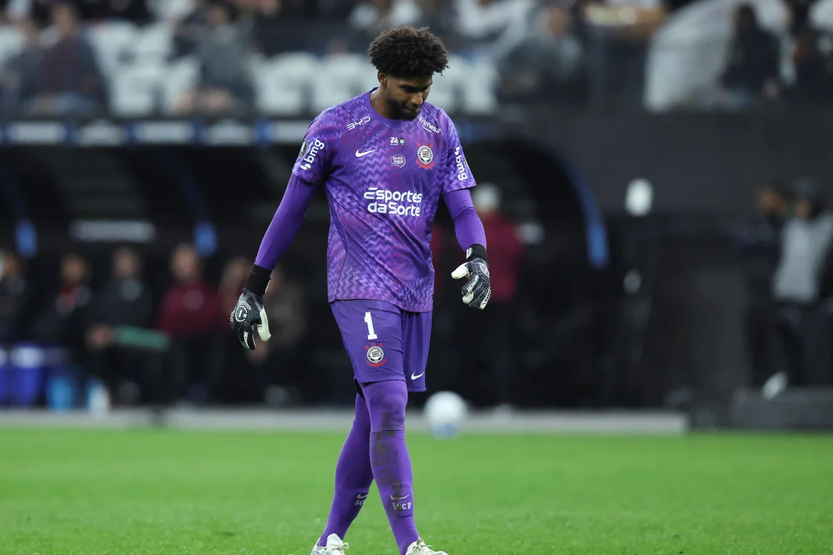 Corinthians promete melhorias no campo ap�s les�es e cr�ticas de Diniz