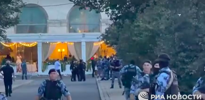 Bomba caseira mata tr�s pessoas e deixa 21 feridos em caf� de Moscou