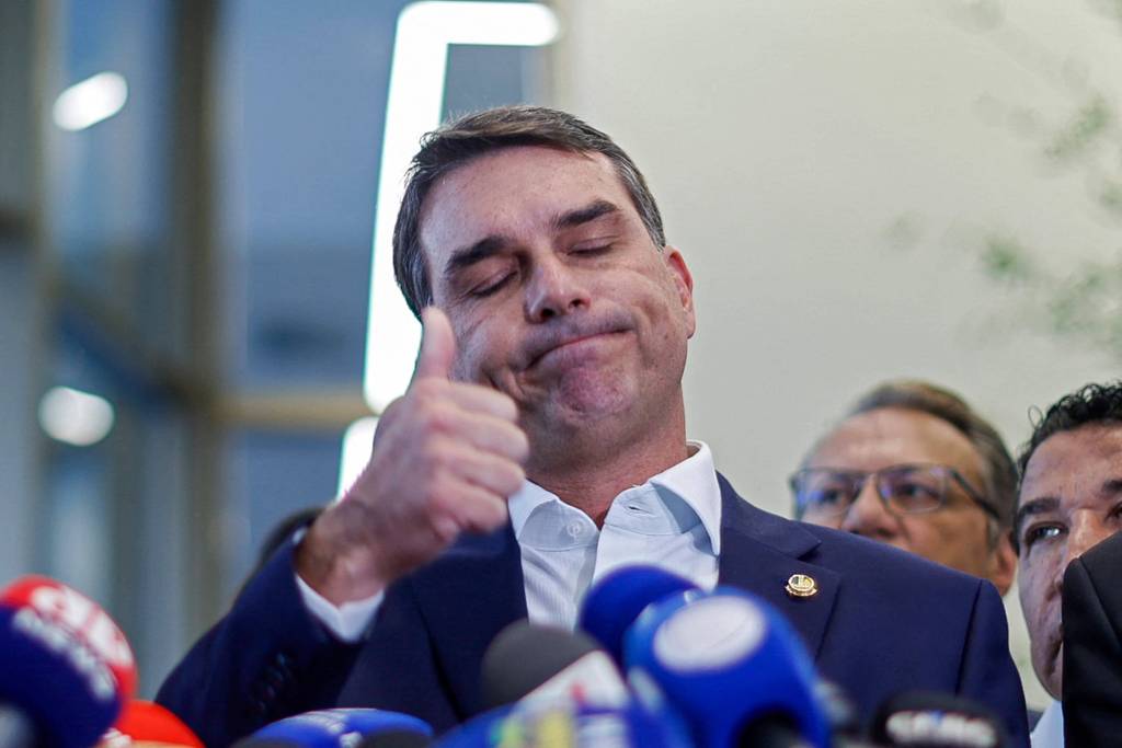Fl�vio Bolsonaro sai de reuni�o com partido de Tarc�sio sem apoio e sem vice
