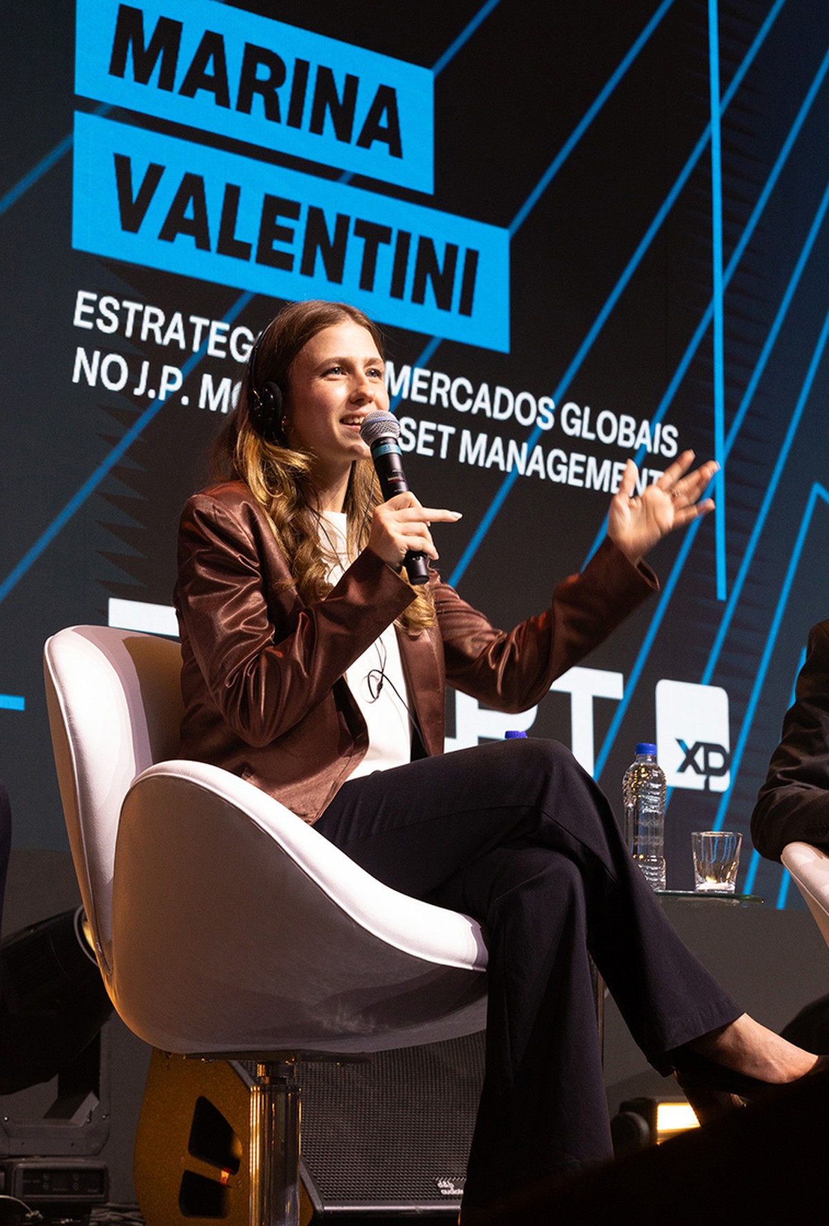 Mercado de a��es adota postura defensiva