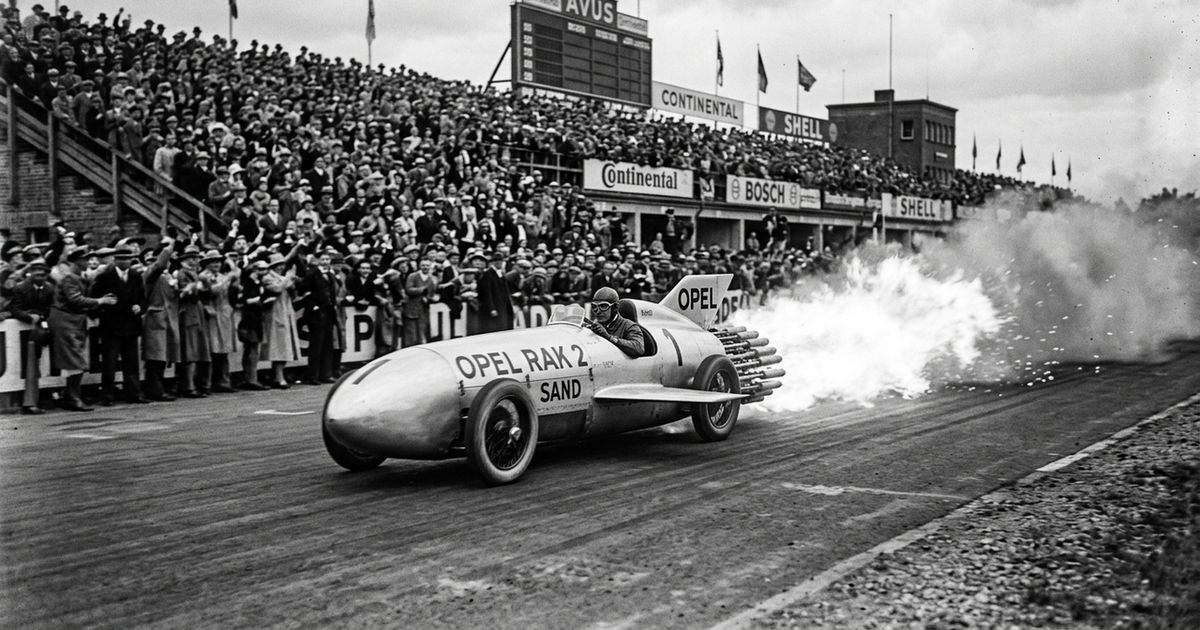 Em 1928, um carro sem motor atingiu 238 km/h impulsionado por 24 foguetes e quase virou um proj�til