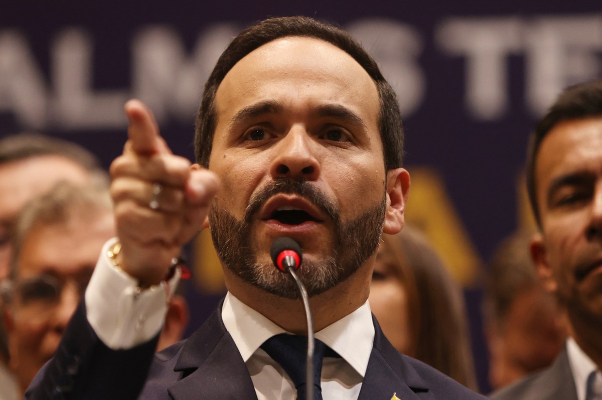 Espriella toma posse na Col�mbia com promessas de endurecer combate � criminalidade