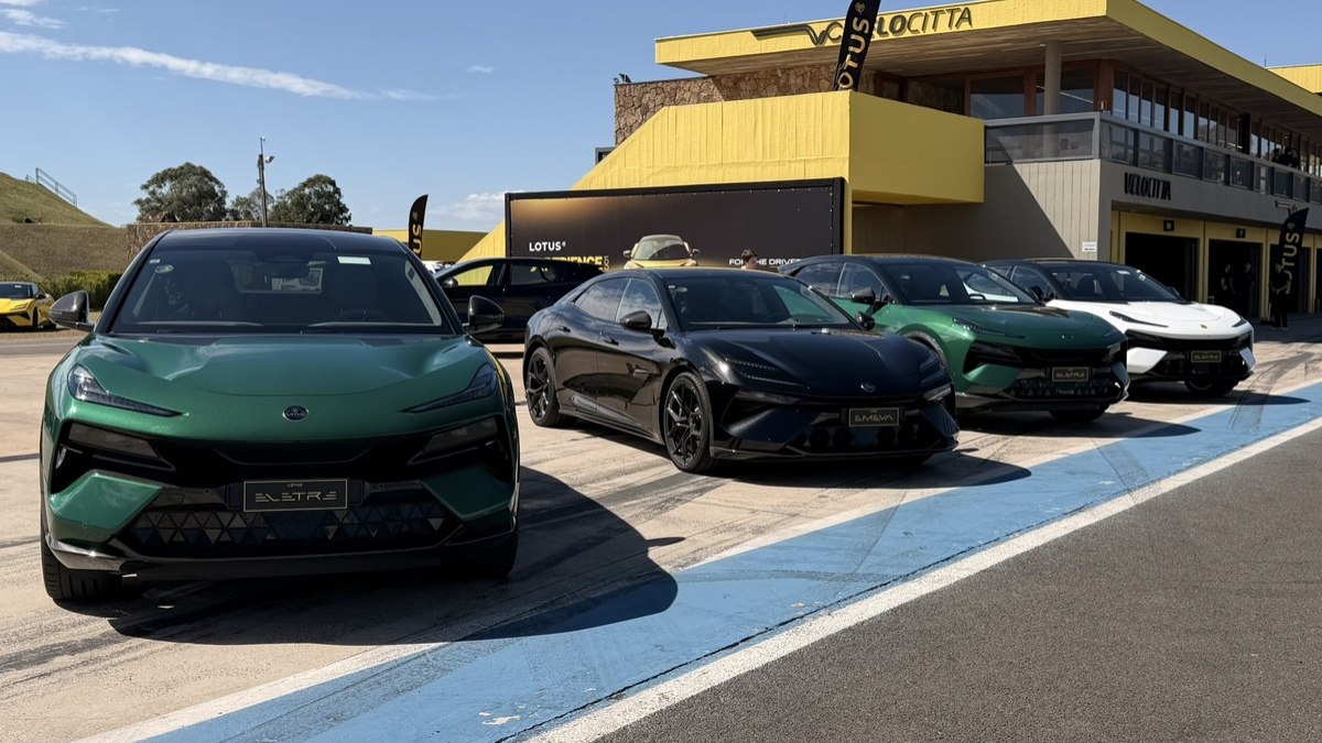 Lotus estreia no Brasil com carros de at� 918 cv