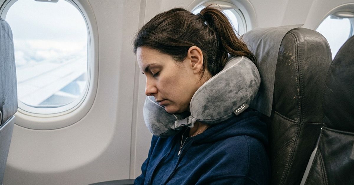 Como usar o travesseiro de pesco�o do jeito certo para dormir melhor e evitar dores na coluna