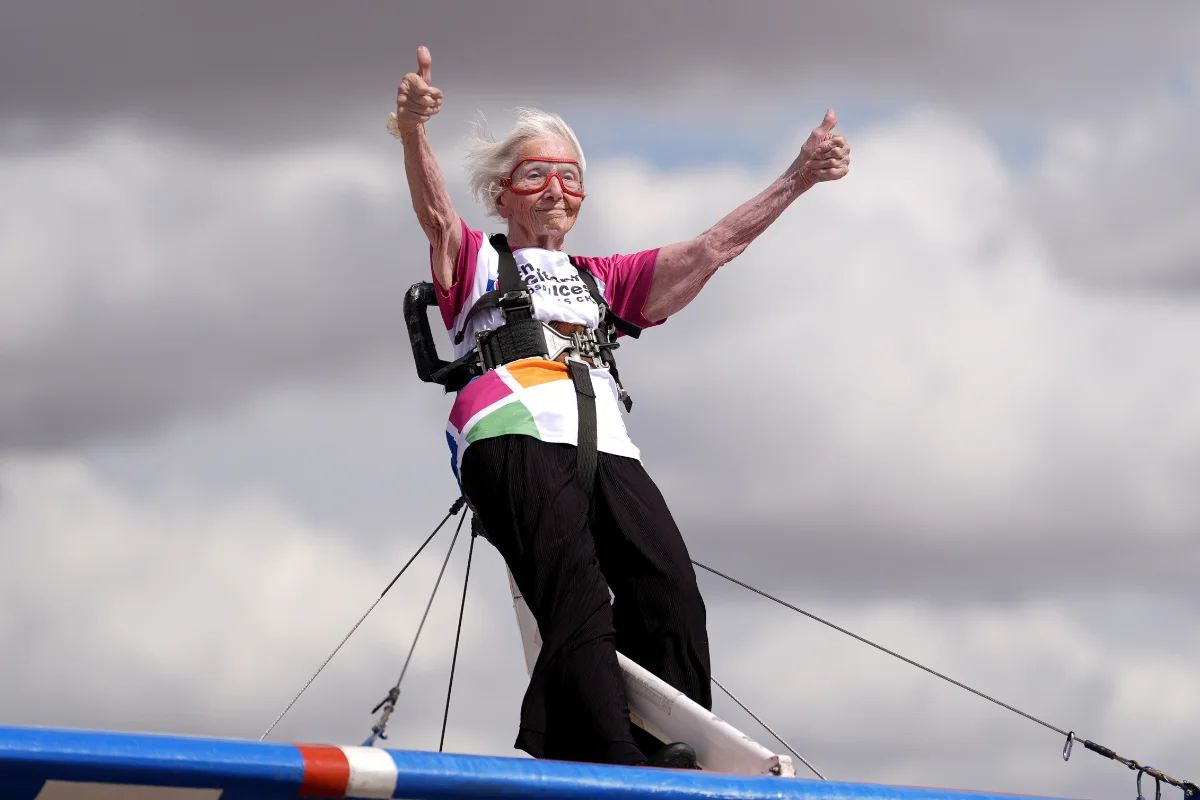 Conhe�a a mulher de 97 anos que bateu recorde com acrobacias a�reas