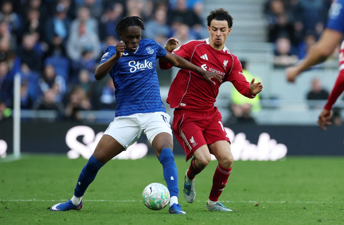Cons�rcio que inclui Jeff Bezos estaria perto de comprar participa��o no Liverpool, dizem reportagens