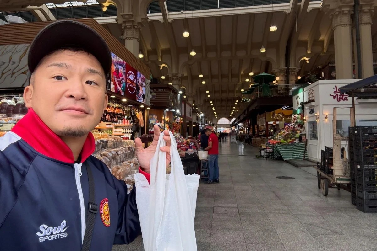 Lutador japon�s leva golpe no Mercad�o e paga R$ 95 por dois kiwis