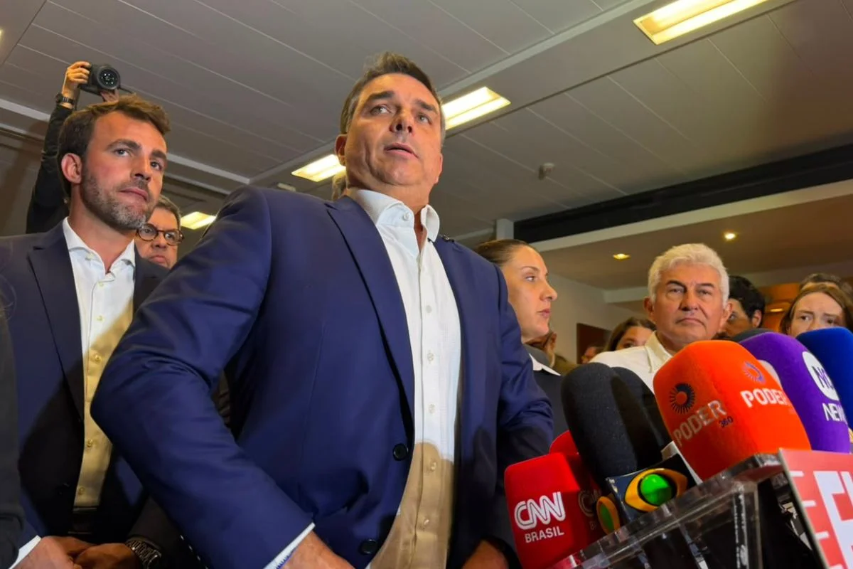 A um m�s do 1� turno, Fl�vio ganha muni��o com Moraes, mas Dark Horse pesa
