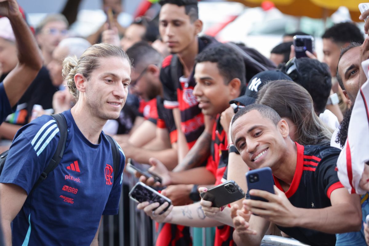 Elenco do Flamengo  recebido com festa da torcida no hotel em Braslia