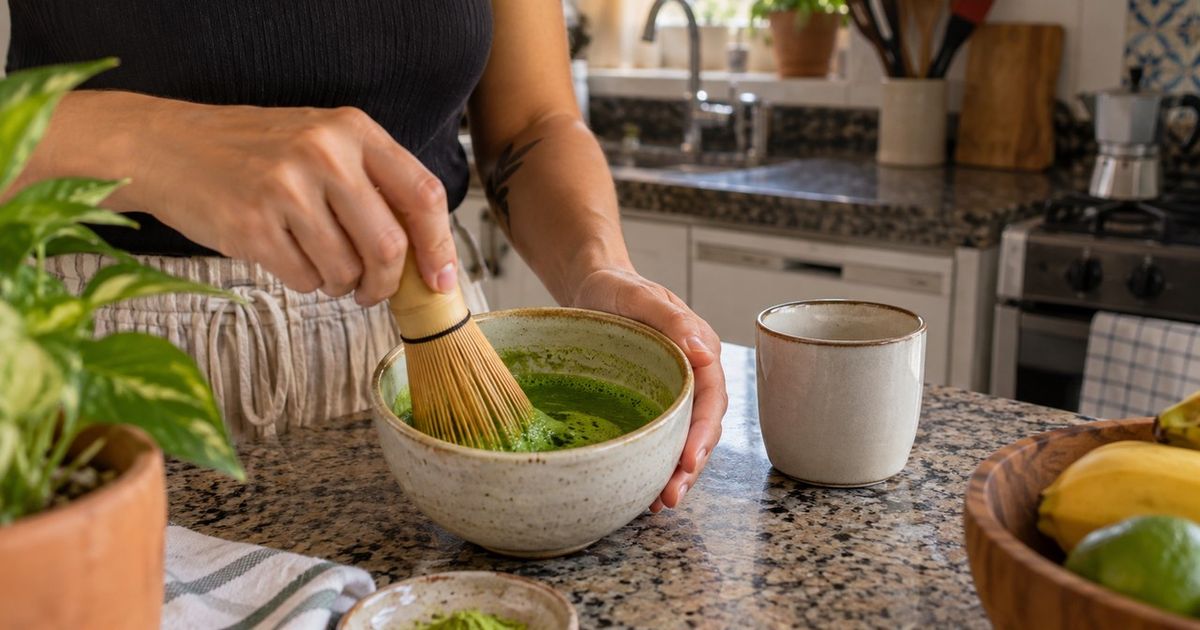 A bebida verde que virou queridinha das rotinas: por que o matcha re�ne est�mulo, antioxidantes e um jeito diferente de tomar ch�