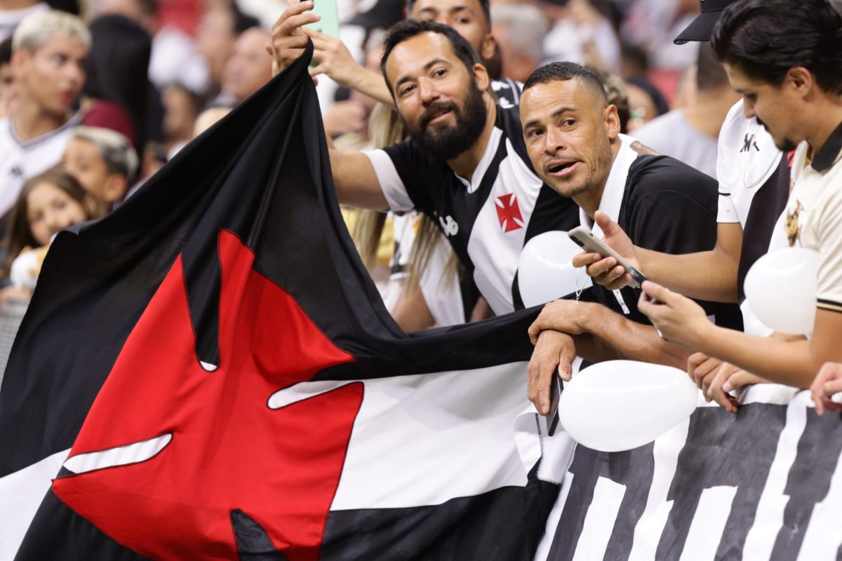 Vasco abre o placar contra o Fluminense na Arena BRB. Acompanhe