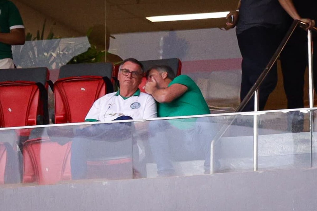 Ex-presidente Bolsonaro assiste jogo do Palmeiras no Man Garrincha