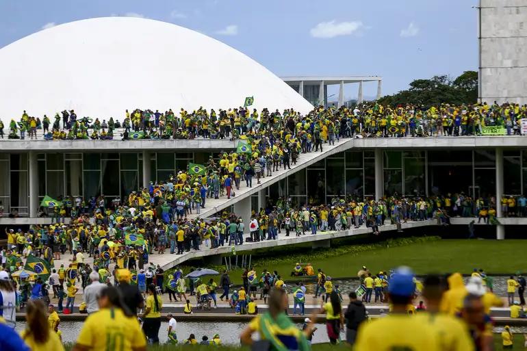 udios revelam militares incitando acampados a invadir o Congresso