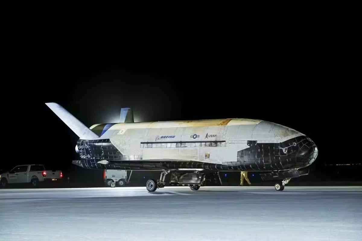 Avio espacial dos EUA retorna  Terra aps 434 dias em rbita