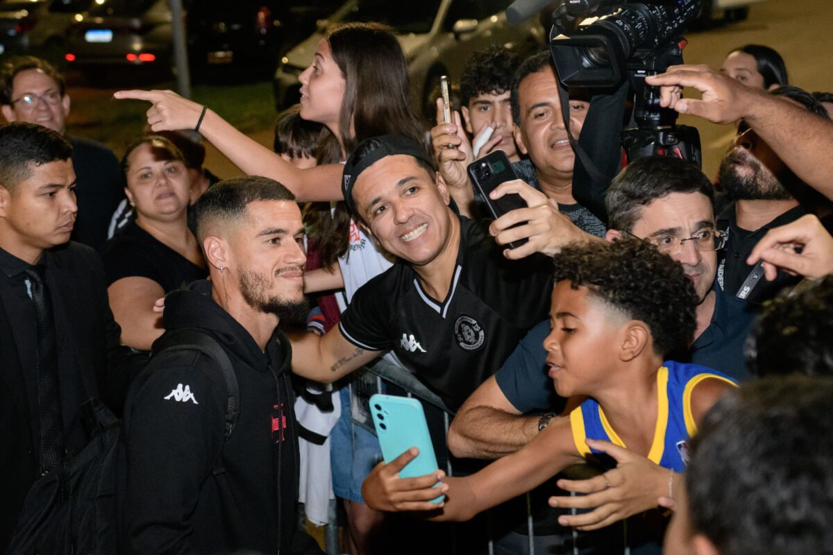 Torcida recebe o elenco do Vasco com festa antes de jogo no DF